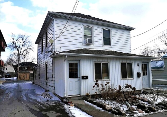 Photo du bâtiment - Charming Semi-Detached Home! (2 Bed, 1 Bath)