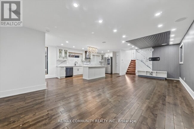 Building Photo - 14 Pineslope Crescent