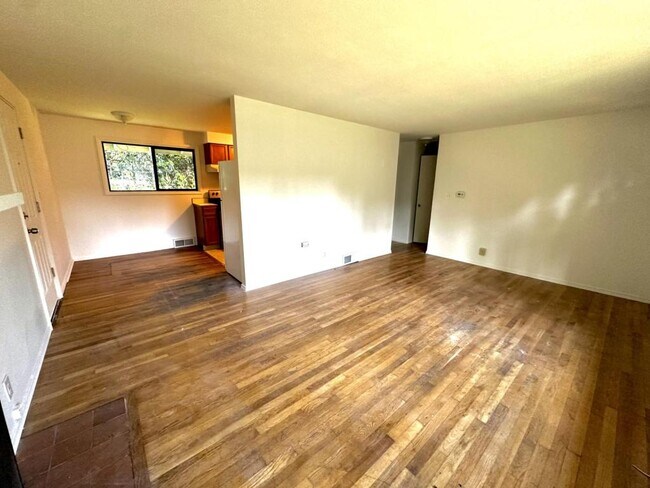 Building Photo - 1610 N 175th St