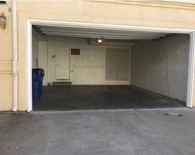 Building Photo - ALL PROSPECTIVE TENANTS MUST SUBMIT A $58 ...