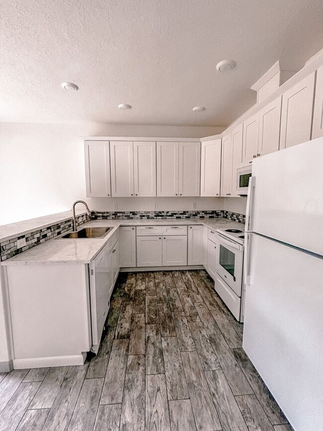 Foto del edificio - **SPRING SPECIAL- $400 off first months rent** 3 Bedroom Duplex in Veneta