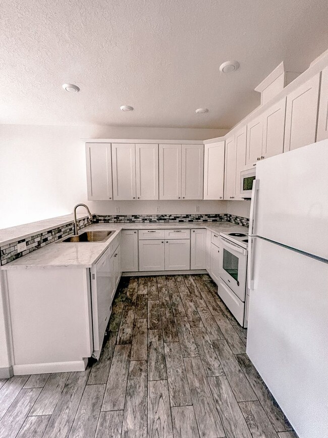 Building Photo - Westside Village - Newer 3 Bedroom 2.5 Bat...