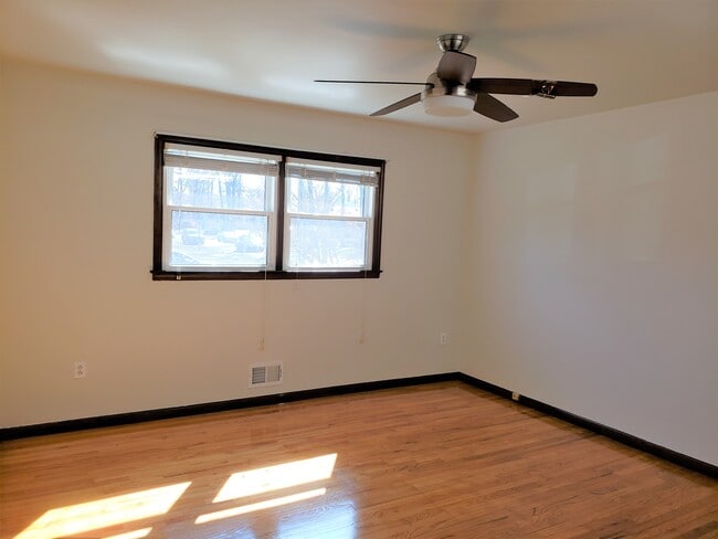 Building Photo - 252 W Hegel Ave