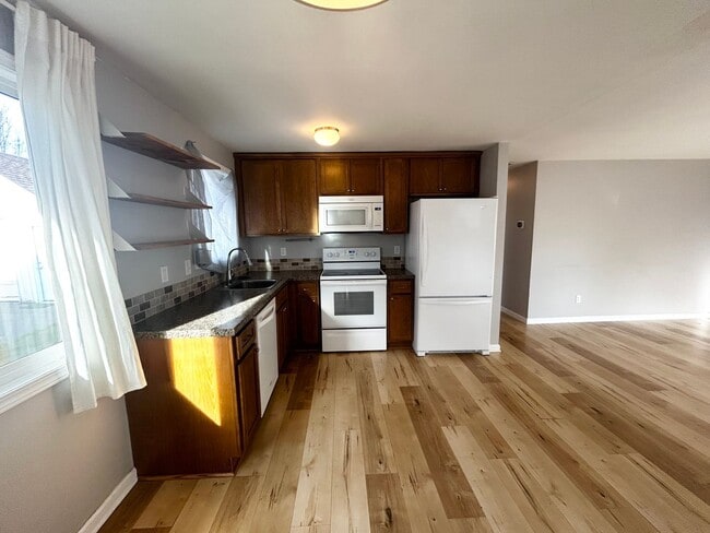 Building Photo - 3 Bedroom SE Portland Home with Solar Panels!