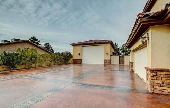 Foto del edificio - Luxurious 5-BR Custom Home with Masterful ...