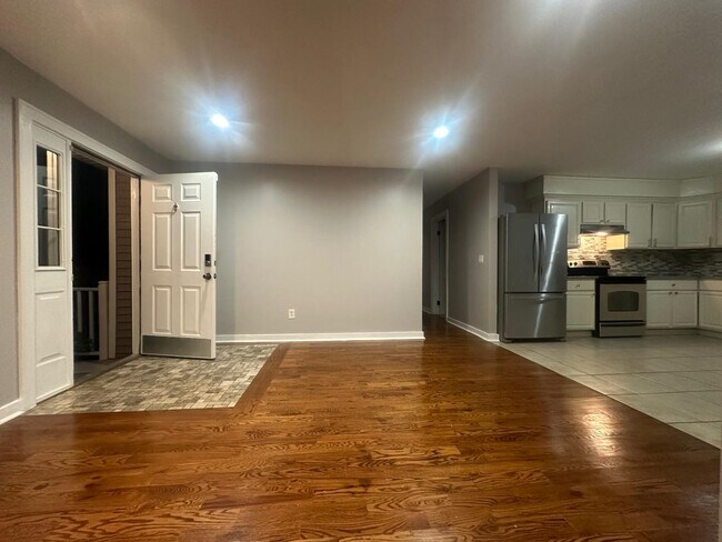 Foto del edificio - 83 Whittier Dr