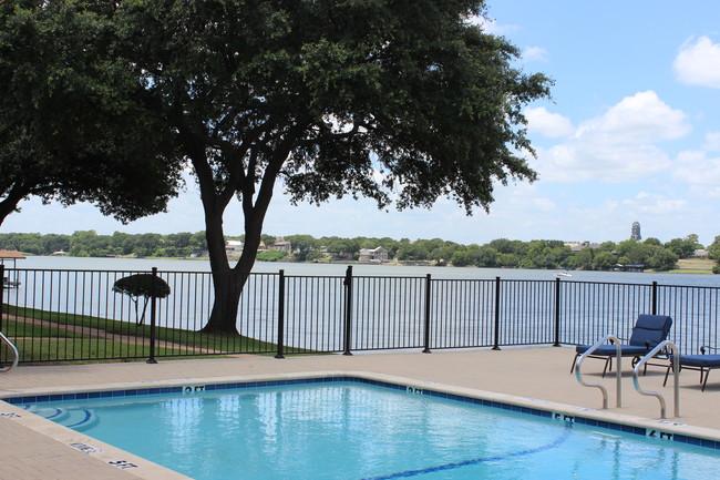 Lakeshore - Waterfront Pool - Lakeshore Apartments