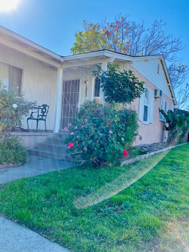 1003 S Lake St, Burbank, CA 91502 Townhome Rentals in Burbank CA