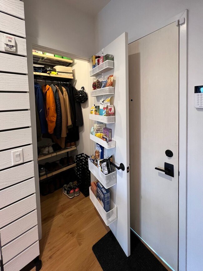 Building Photo - Trendy 1 Bedroom + den in Truxton Circle| Water included!