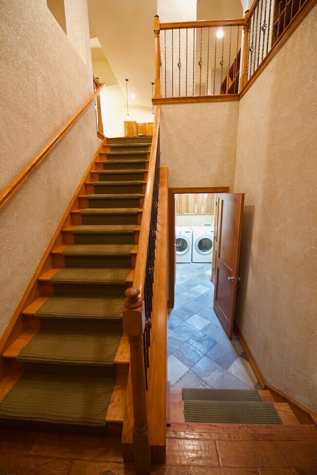Entryway - 2578 Syracuse St