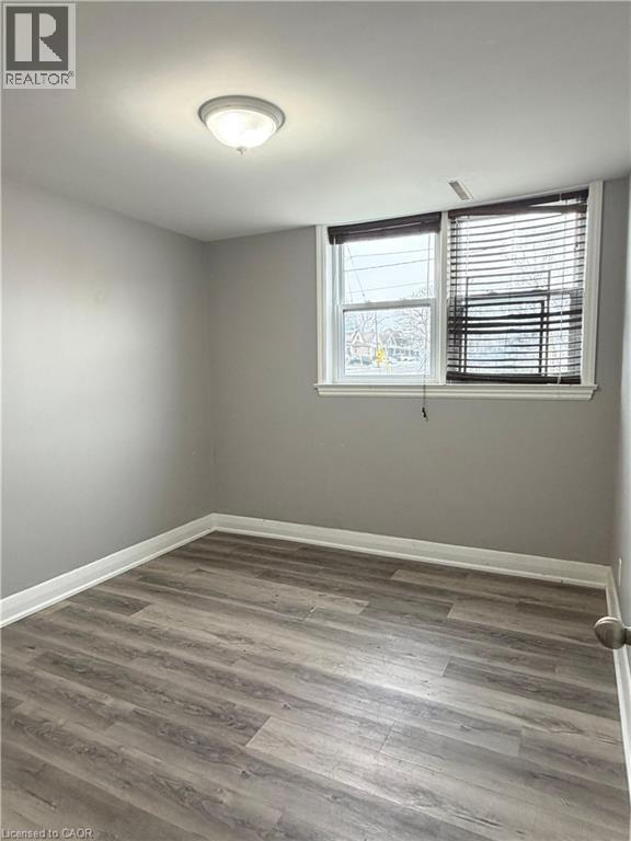 Photo du bâtiment - 318 Dolph St S