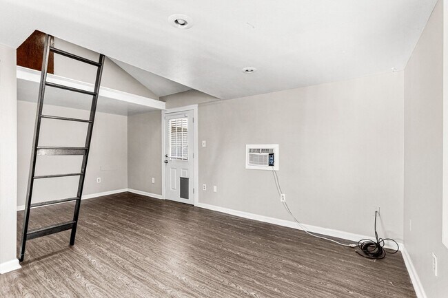 Foto del edificio - Detached Studio With Storage & Private Fenced Yard Near Sloan's Lake!
