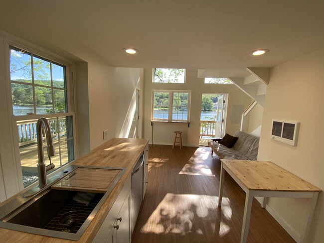 Building Photo - 323 Roosevelt Dr