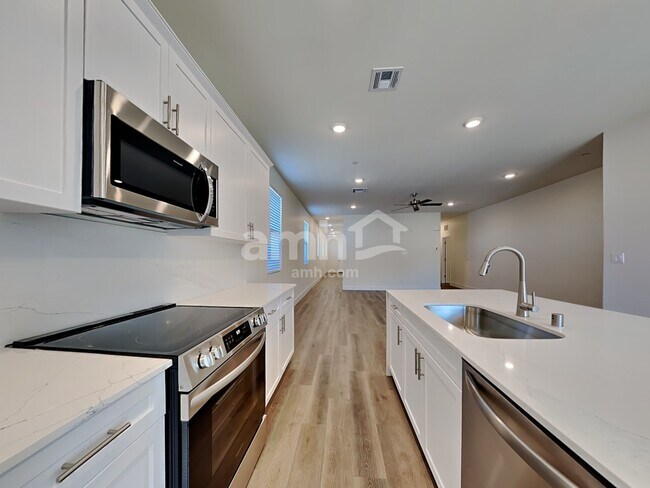 Foto del edificio - 521 Silverbell Falls Pl