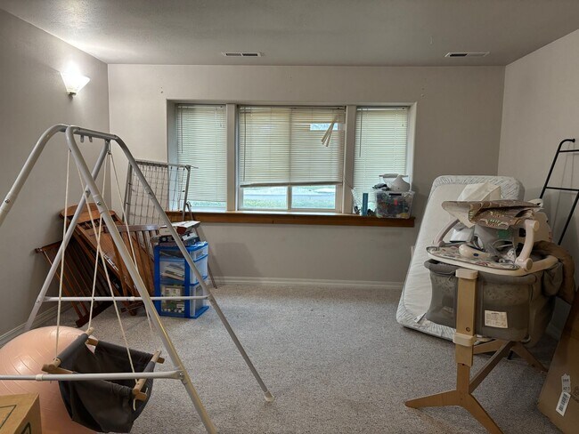 Building Photo - Beautiful house near walking trails and the hospital. Beautiful views of the Bridger Mountains