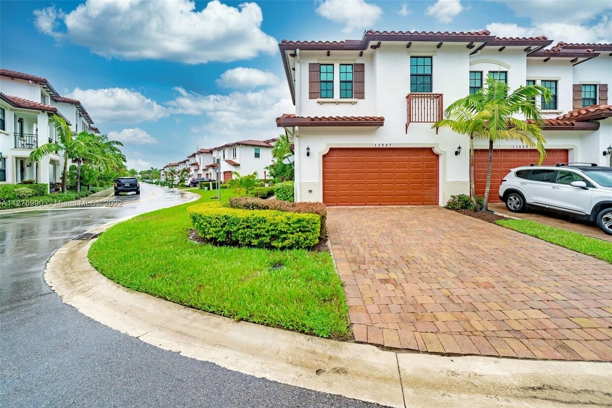 11547 SW 13th Dr, Pembroke Pines, FL 33025 Townhome Rentals in