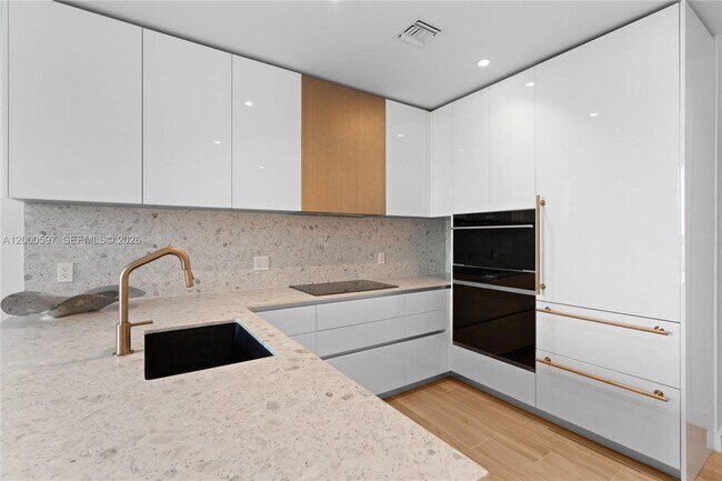 Foto del edificio - 2678 Tigertail Ave