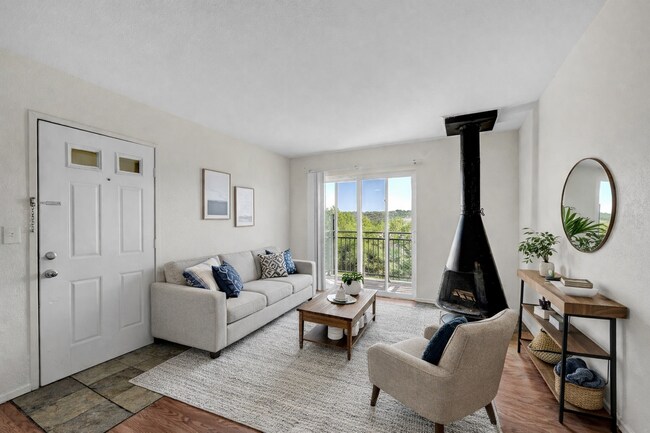 Foto del edificio - $940.95 with Half Off the first month's rent, 1 Bed, 1 Bath, Condo in Denver with Cozy Fireplace!