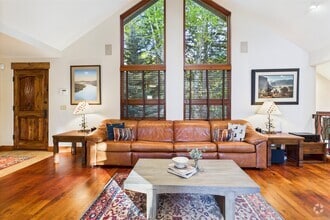Building Photo - 593 Meadowood Dr