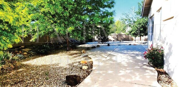 Foto del edificio - Beautiful 3 bedroom 2 bath plus 2 car garage in Damonte Ranch with New Carpet & Paint