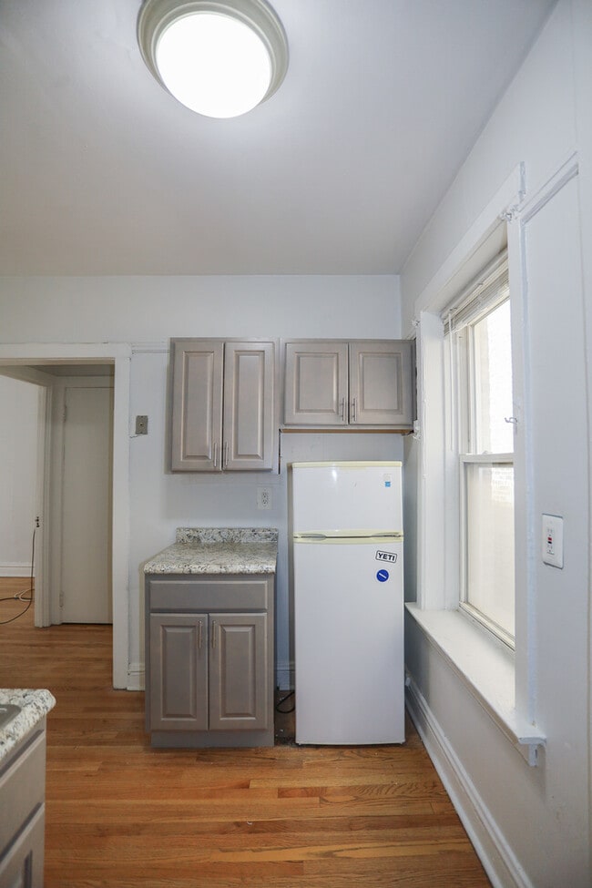 Building Photo - 652 W Oakdale Ave