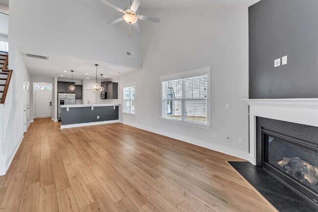 Foto del edificio - Elegant 3 Bed / 2.5 Bath Luxury Townhome + Bonus Room in Indigo Pointe with Main-Level Primary Su...