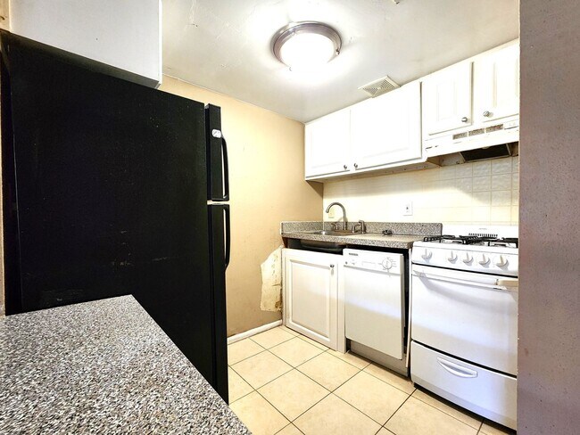 Foto del edificio - 1 BR/1 BA Condo; Ground Floor Unit; All-Ti...