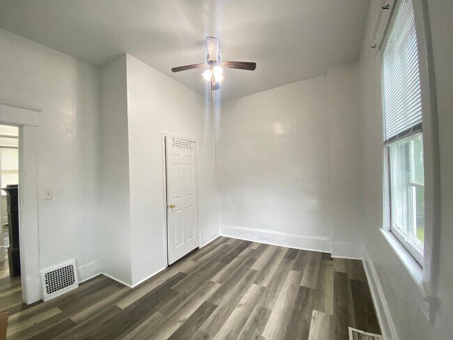 Building Photo - 4 bedroom, 1 bath home