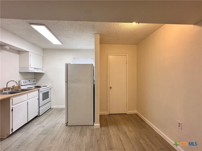 Foto del edificio - 1706 N Interstate 35