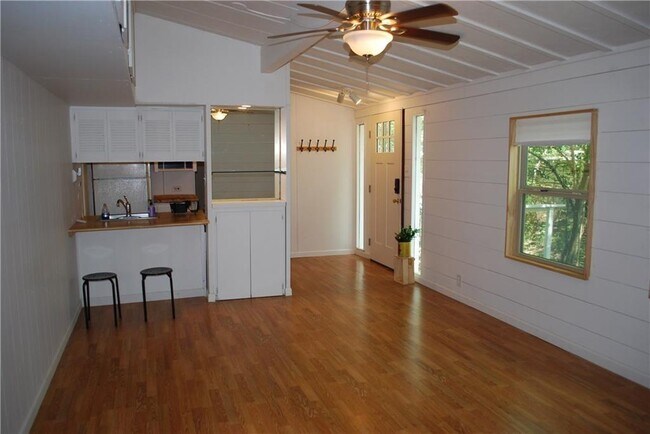 Building Photo - 5712 Woodrow Ave