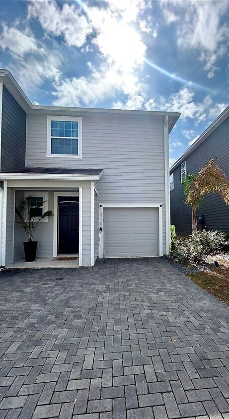 Foto principal - Gorgeous 3/2.5 townhouse with Garage