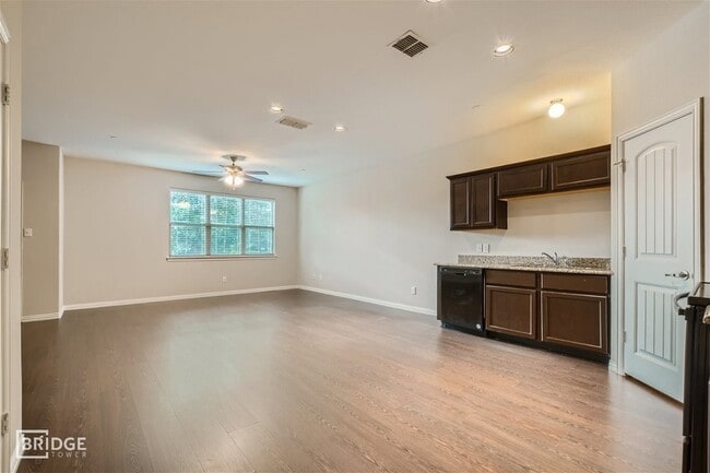 Building Photo - 1308 Lakecrest Ln