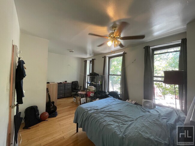 Foto del edificio - TOMPKINS AVENUE