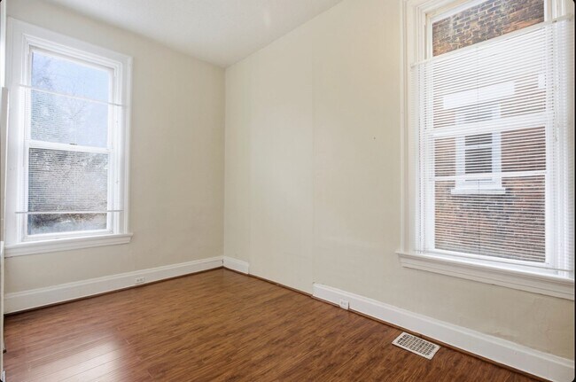 Foto del edificio - 122 E University Ave