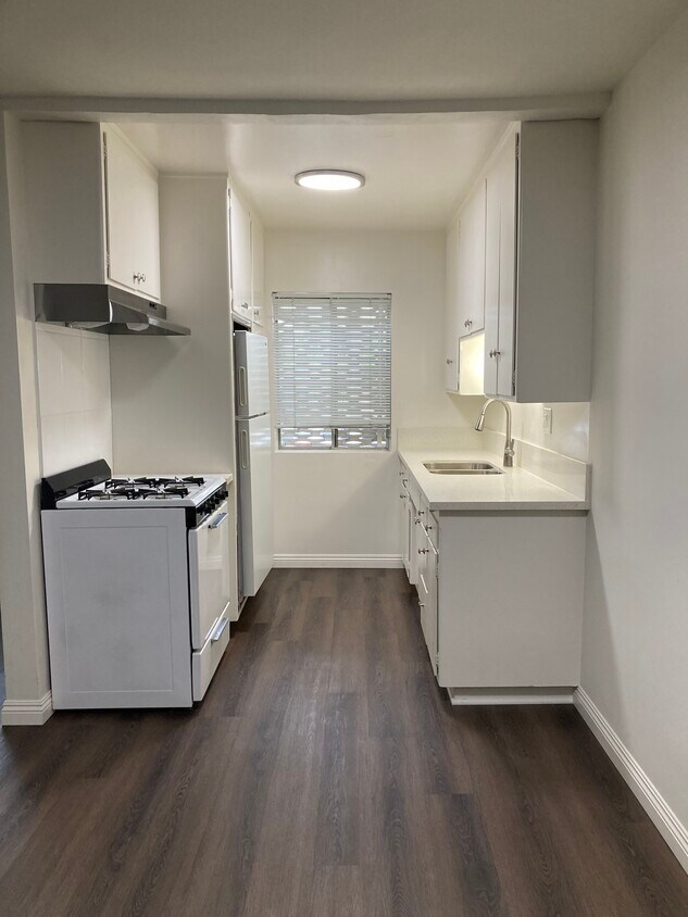 Kitchen - 680 S Marengo Ave