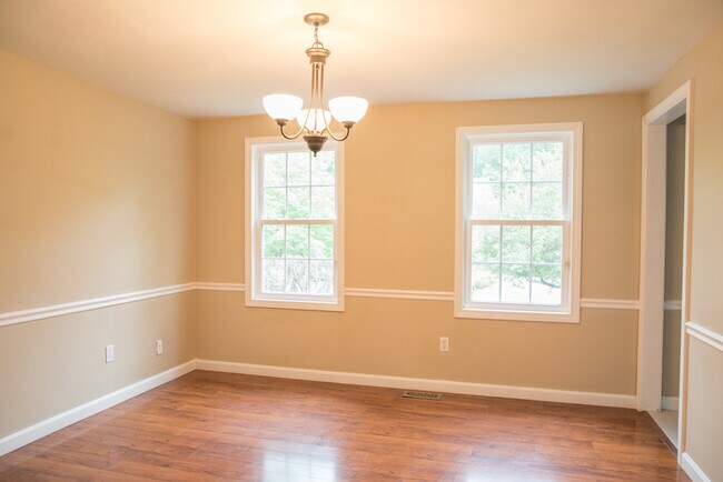 Building Photo - Gorgeous Colonial 3 BR 1.5 Baths, Fireplace, Jacuzzi Bath tub,  in Shirley