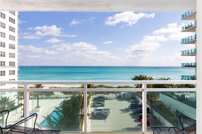 Foto del edificio - 6917 Collins Ave