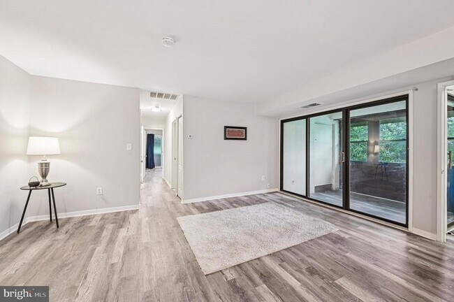 Foto del edificio - 9633 White Acre Rd