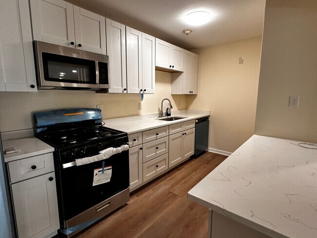 Photo - 435 Oaklawn Ave Unit 324 (L) Apartment