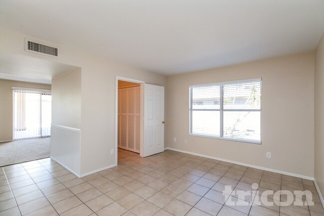 Building Photo - 1406 E Kerry Ln