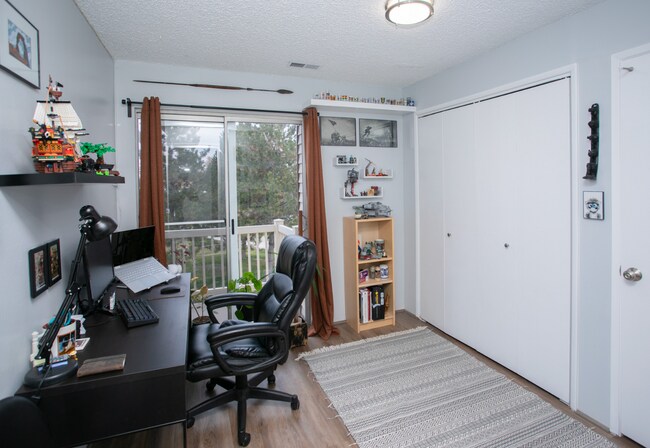 Foto del edificio - 3 bed 2 bed - in unit laundry - condo!