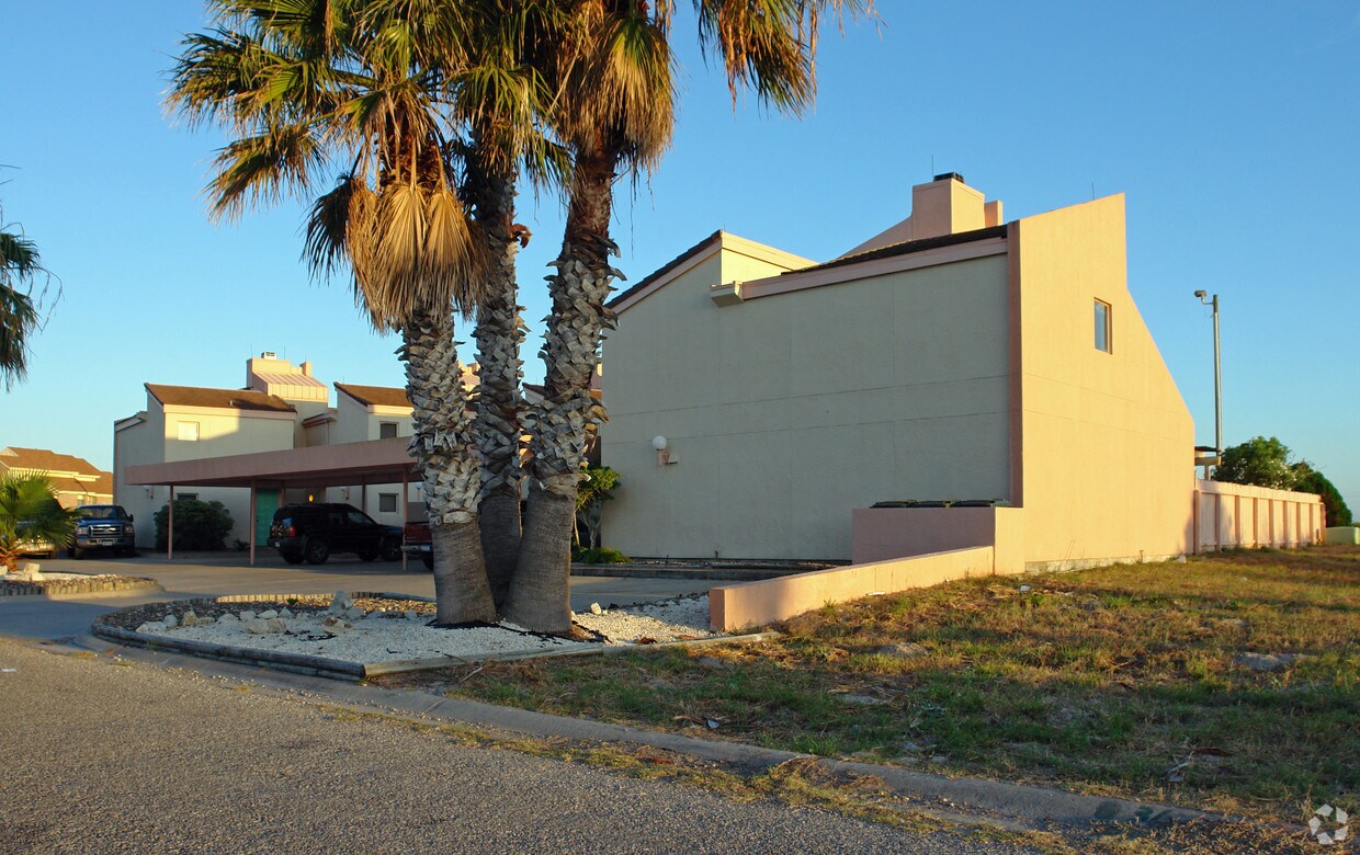 Building Photo - 14137-1-14137-4 Cabana East St