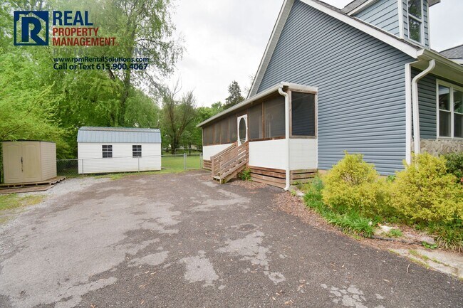 Building Photo - *PENDING* Great 3 bd 2.5 ba with fenced in...
