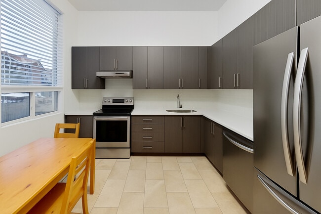 Shared Kitchen - 103 Spadina Rd