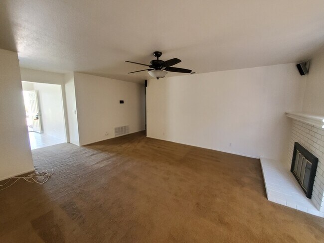 Building Photo - 735 Clay Ct