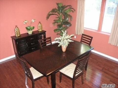 Foto del edificio - 725 Meadow Rd