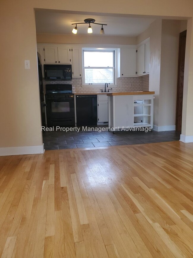 Building Photo - Craftsman Style, Modern Amenities Steps fr...