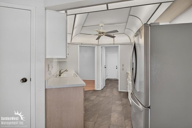 Building Photo - Spacious 2Bdm 2Ba Sun City Home with Vaulted Ceilings, Private Covered Patio & Garage - LOCATED I...