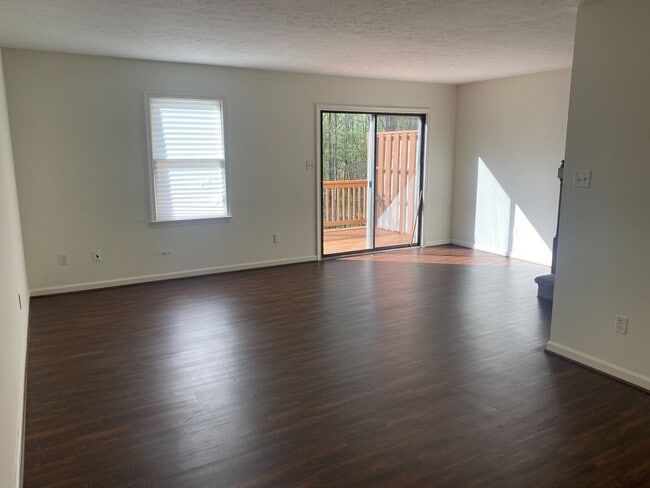 3 Bed 2.5 Bath townhouse 5 minutes from Old Forest Rd. - 3 Bed 2.5 Bath townhouse 5 minutes from Old Forest Rd.