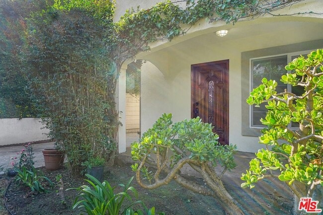 Photo - 743 N Las Palmas Ave Townhome